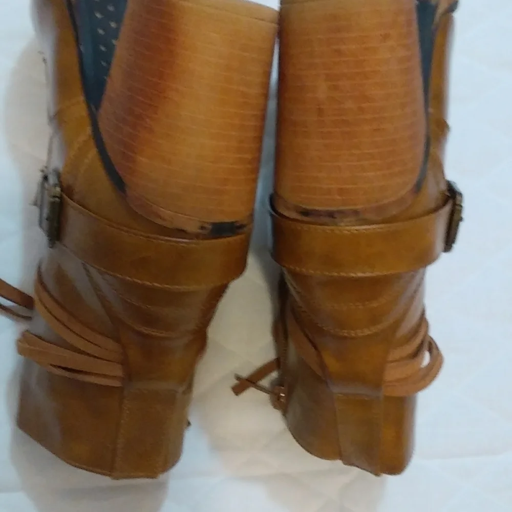 Celebrity Pink Women's Size 7 Brown 3 in Block Heels Ankle Boots Zipper Closure. - Picture 3 of 9